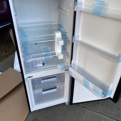 7.1 Cu.Ft Refrigerator With Bottom Freezer