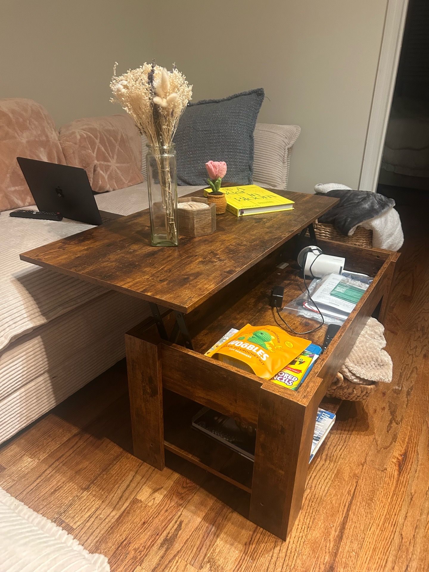 Coffee table w inner storage/tray
