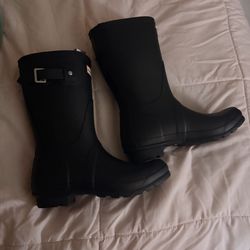 HUNTER Black Boots (Price willing to be negotiated)