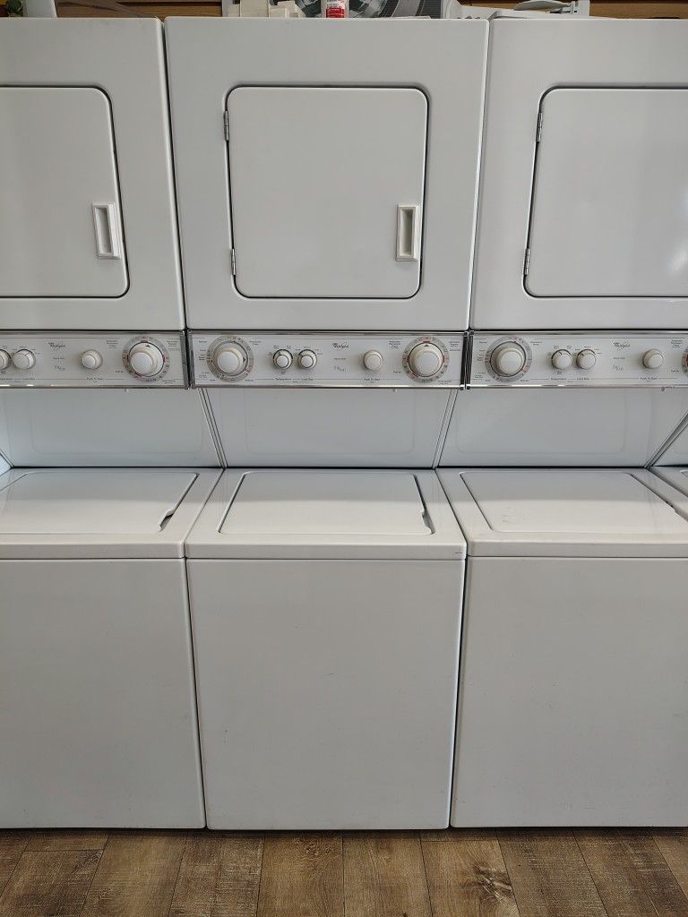 Whirlpool Stackable Gas Washer And Dryer In Excellent Condition 