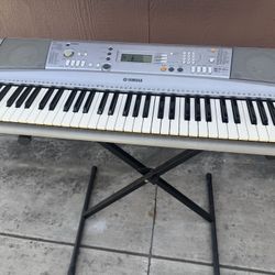 Yamaha YPT-300 61-Key Portable Keyboard