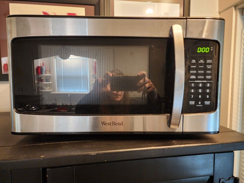 1000W West Bend Microwave NEEDS FAN, PARTS OR REPAIR