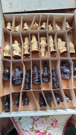 Vintage Chess Alice in Wonderland - Ivory & Brown Complete Set Berkeley *RARE excellent