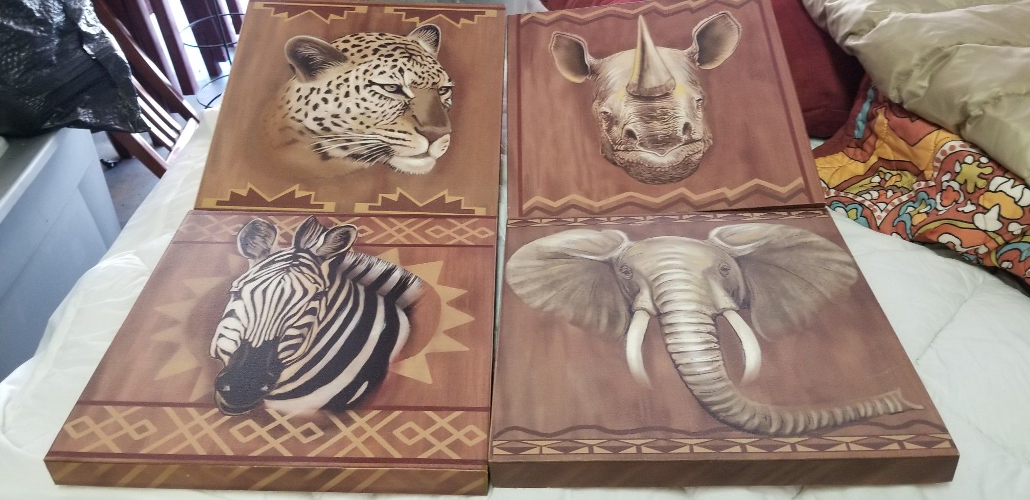 Beautiful set of 4 12 "x 12" Animal Art