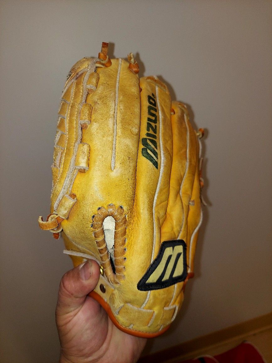 Baseball And Softball Glove 