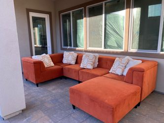 Priced to sell: 6 piece sofa set with pillows