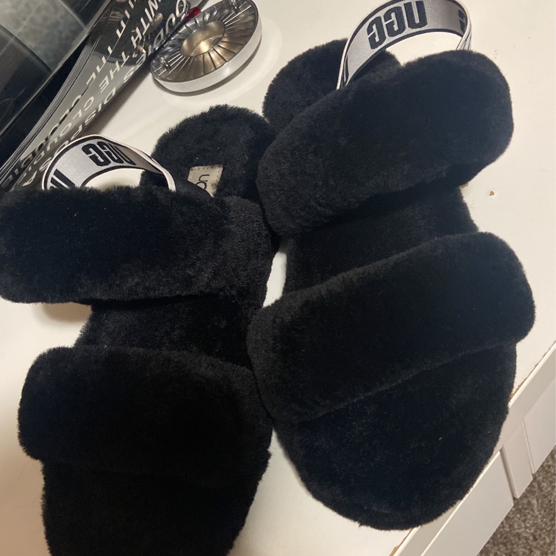 Ugg’s Fluffy Slides
