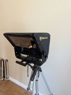 Glide Gear Video Teleprompter & Adjustable Tripod Bundle
