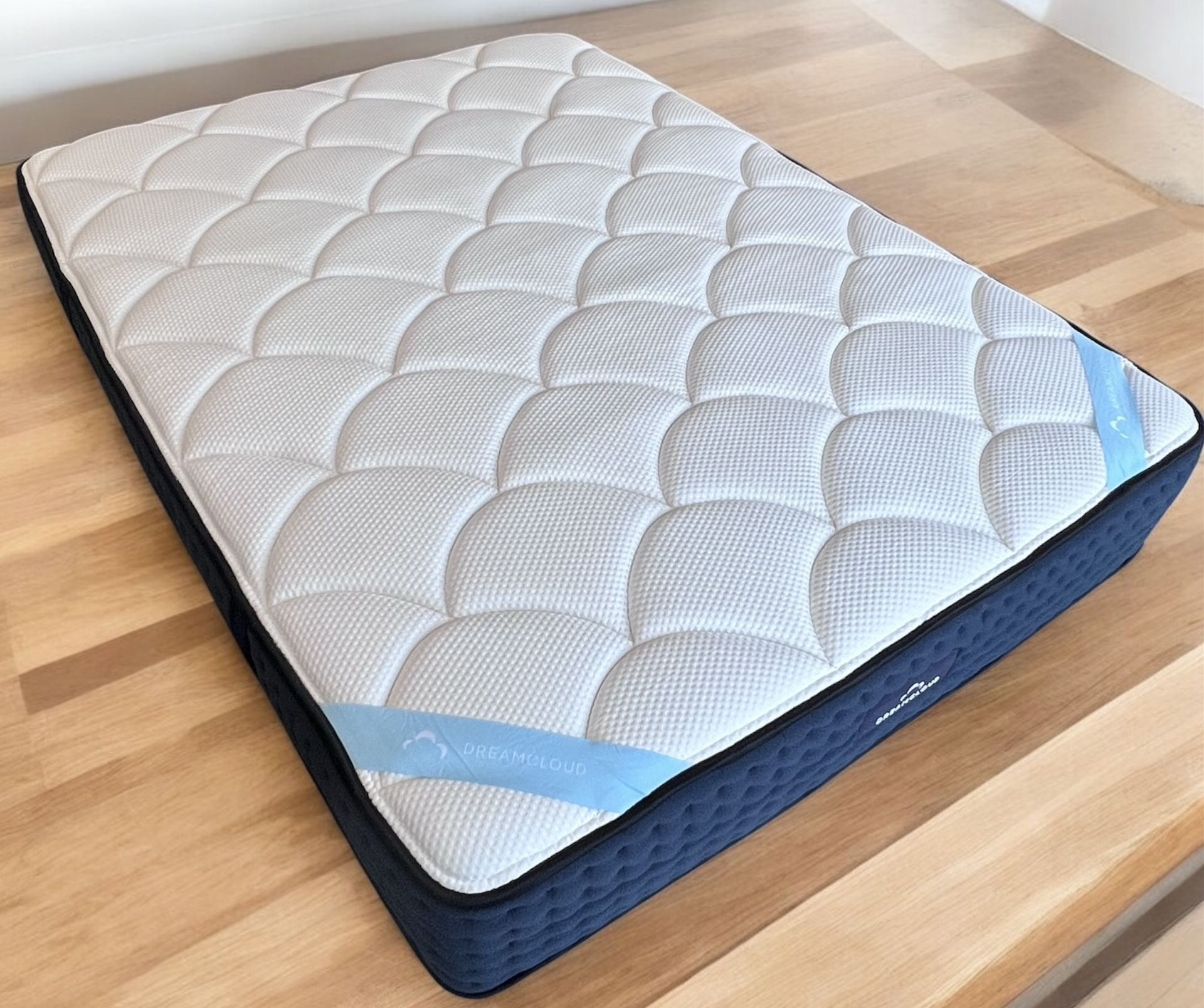 QUEEN Mattress DREAMCLOUD PREMIER, Like New, Perfect Condition