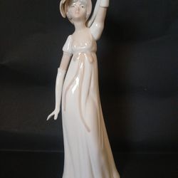 Lladro style Figurine Levante Porcelain Lady Figurine Statue (Spain 13.5" tall)