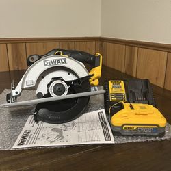DEWALT CIRCULAR SAW 6 1/2 & 5Ah Battery