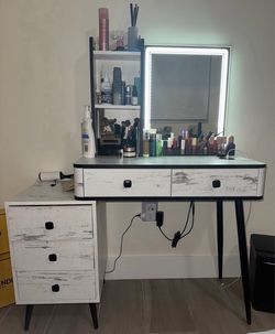 Makeup vanity