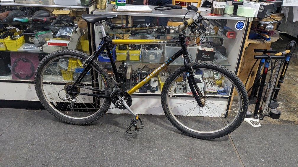 Raleigh MT 200 Aluminum/Steel Frame 26er