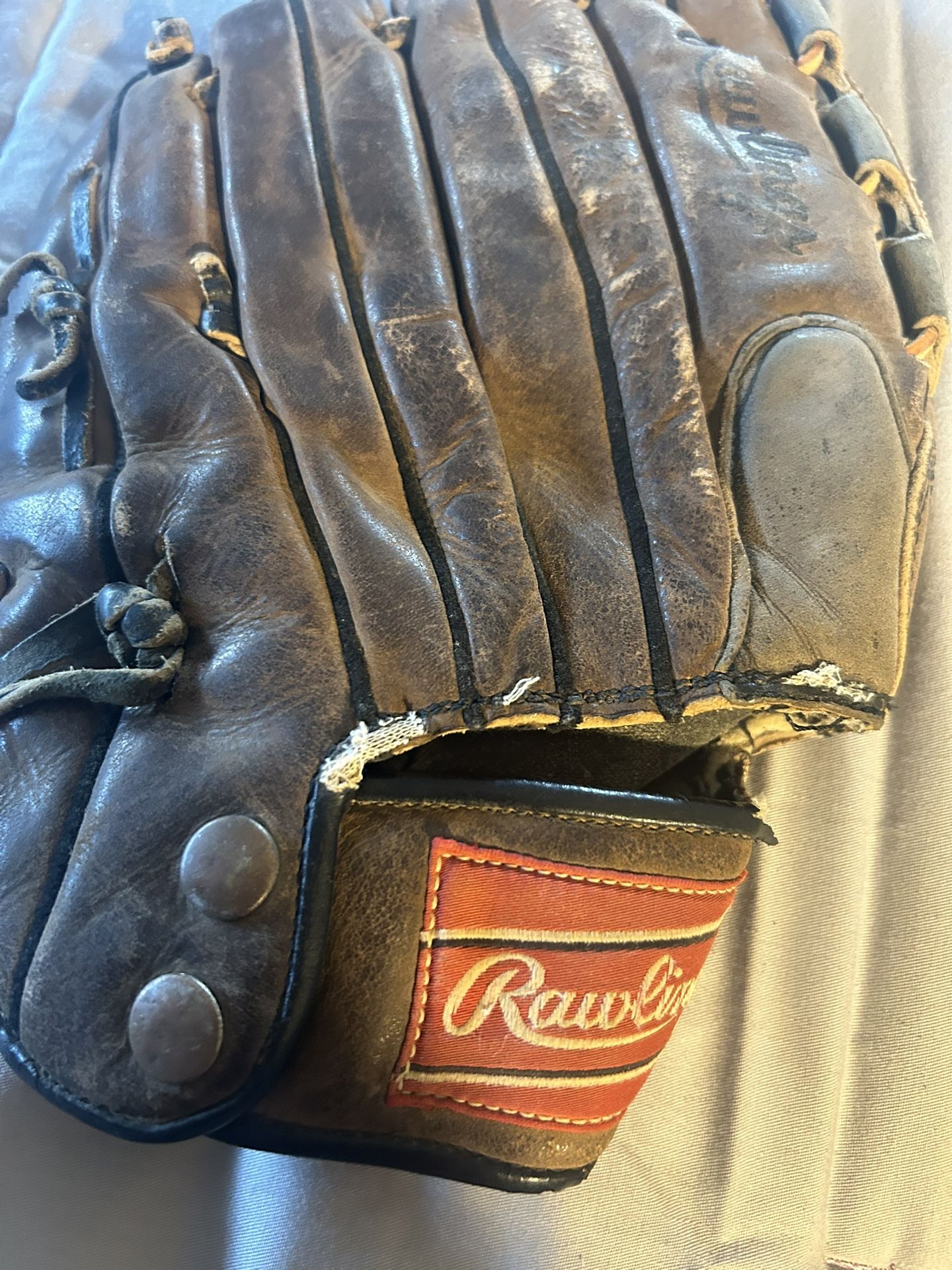 Rawlings Right Handed 11 1/2” Leather Fielders Glove