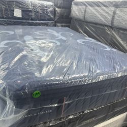 QUEEN SIZE STEARNS & FOSTER LUX ESTATE PILLOW TOP MATTRESS & BOX SPRING BED SET