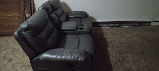 NICE LEATHER COUCHES! Thumbnail