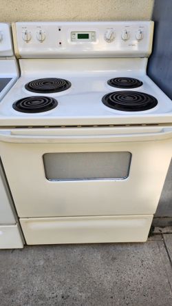 Preciosa Estufa Electrica General Electric luz 220V seminueva lista para usar super limpia trabaja muy bien los cuatro quemadores y el horno $150
