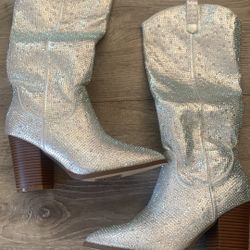 WOMEN'S COWBOY STYLE BOOT IN SIZE 7.5