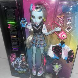 Monster High Doll, Frankie Stein with Accessories and Pet