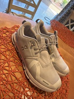 On Cloud running shoes  a breathable mesh upper and elastic speed laces. Size Y5.5