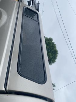 Title Sunview Fiberglass Camper Shell – 8ft Long Bed – $1,200 OBO Description Sunview fiberglass camper shell for an 8-foot long bed. Fits Ford F-