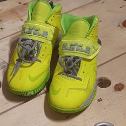 NIKE LEBRON JAMES BASKETBALL SHOES SIZE 5.5Y 