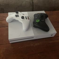 Xbox One S With 2 Controllers