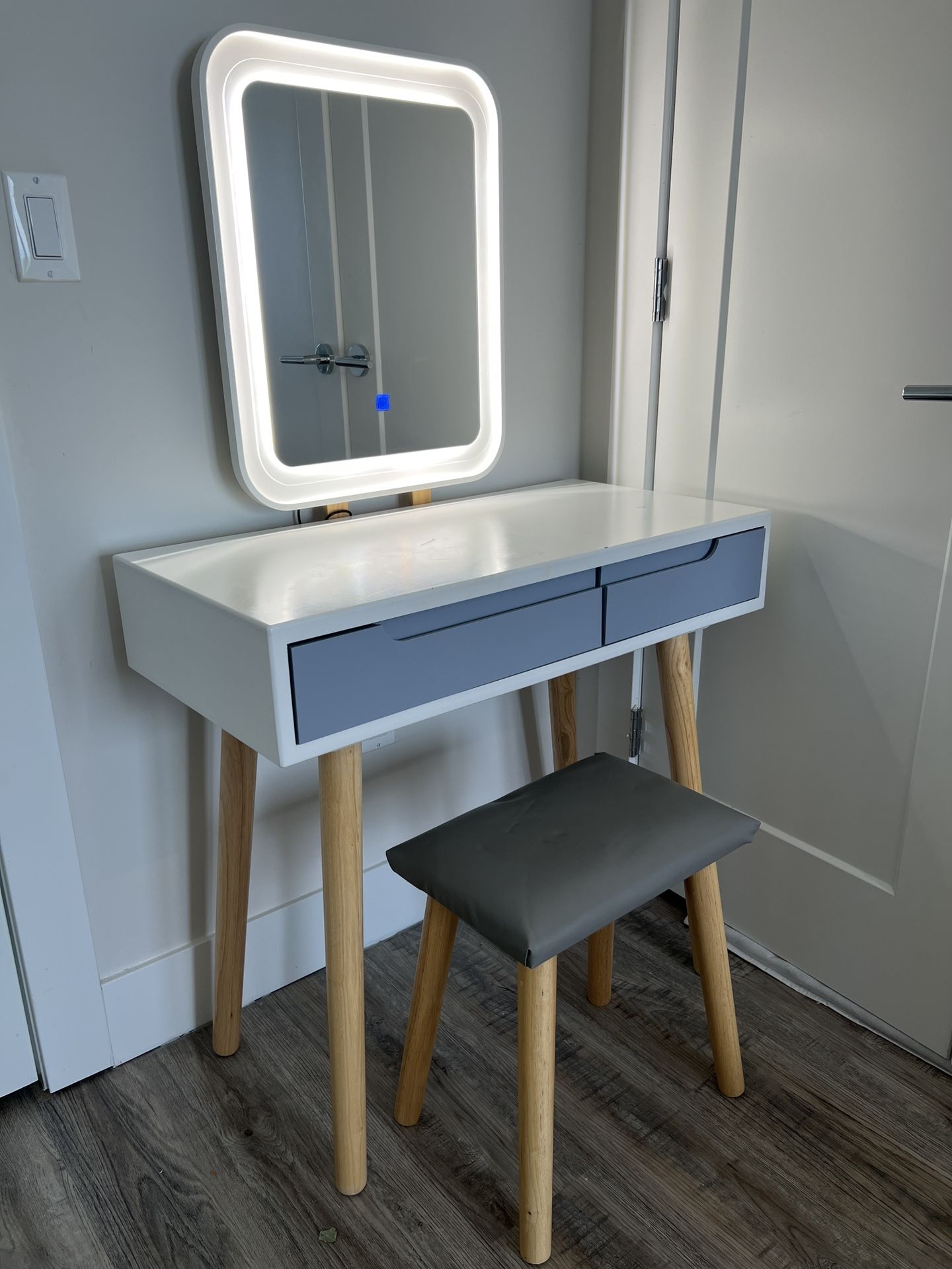 Vanity With 3 Light Settings And Stool