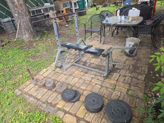 Bench press with weights and bar