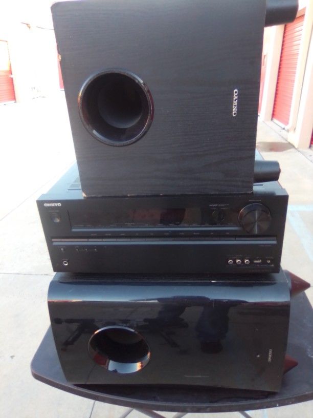 Onkyo Receiver an 2 Sub Woofers