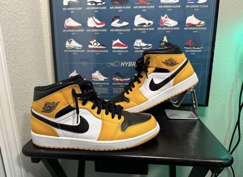 Nike Air Jordans 1 Mid Taxi Size 13