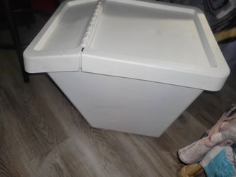 Xlll flip top container