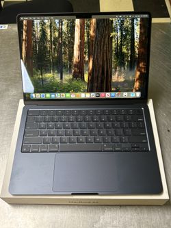 Apple MacBook Air 2022 Midnight (MINT CONDITION)