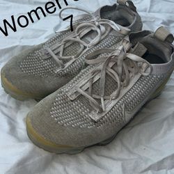 Size 7 Nike Shoes Women’s