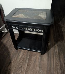 Small chair side accent table with pull-out tray