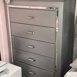 Glam Gray Croc-Pattern Dresser – 5 Drawers