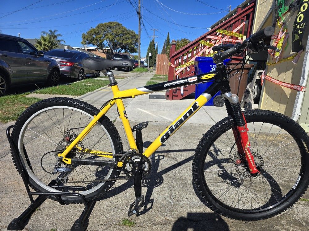 Giant Mountain Bike Medium Frame 
Great Condition Ready to Ride