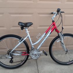 26"x2.10. GIANT SEDONA WOMEN HYBRID BIKE.(S/M).17" - comfort series-. Freshly túne up 👌🏼