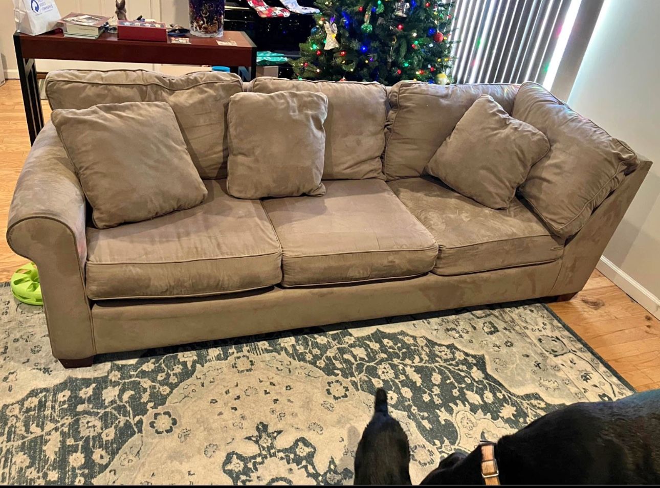 Nice Nice Grey Couch w Pillows