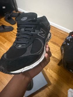 Size 9 new balance 2002r black and white