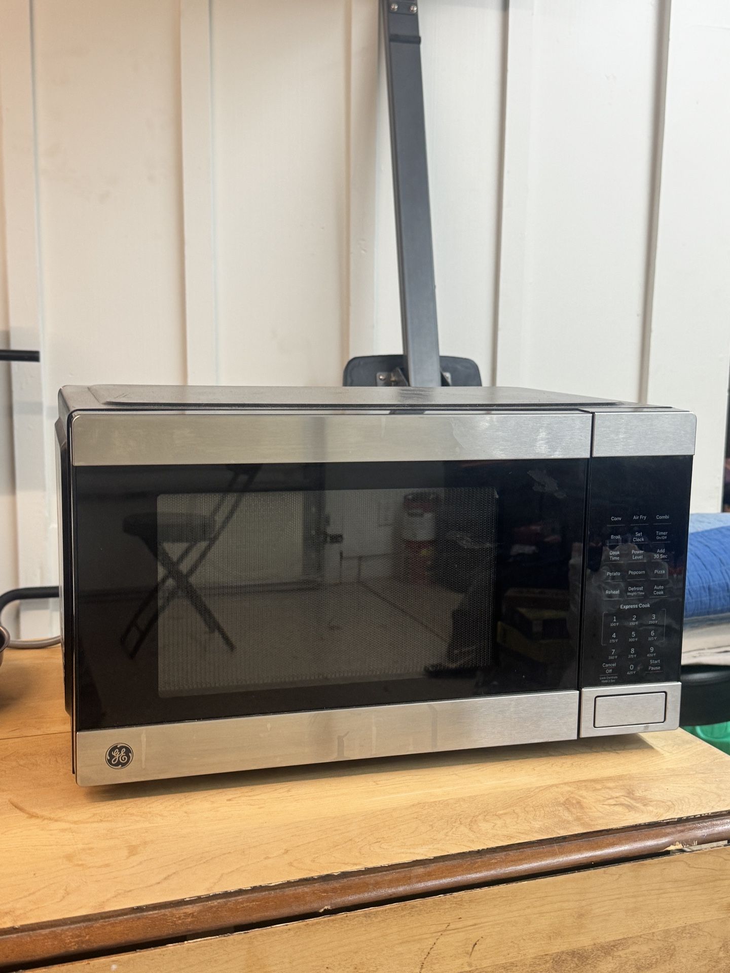 GE Microwave/Air fryer - LIKE NEW