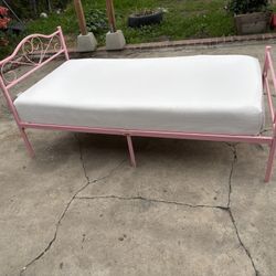 Twin Size Bed (pink)