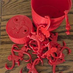 Vintage Barrel of Monkeys Game by Lakeside Toys. This includes 12 monkeys and in excellent vintage condition.