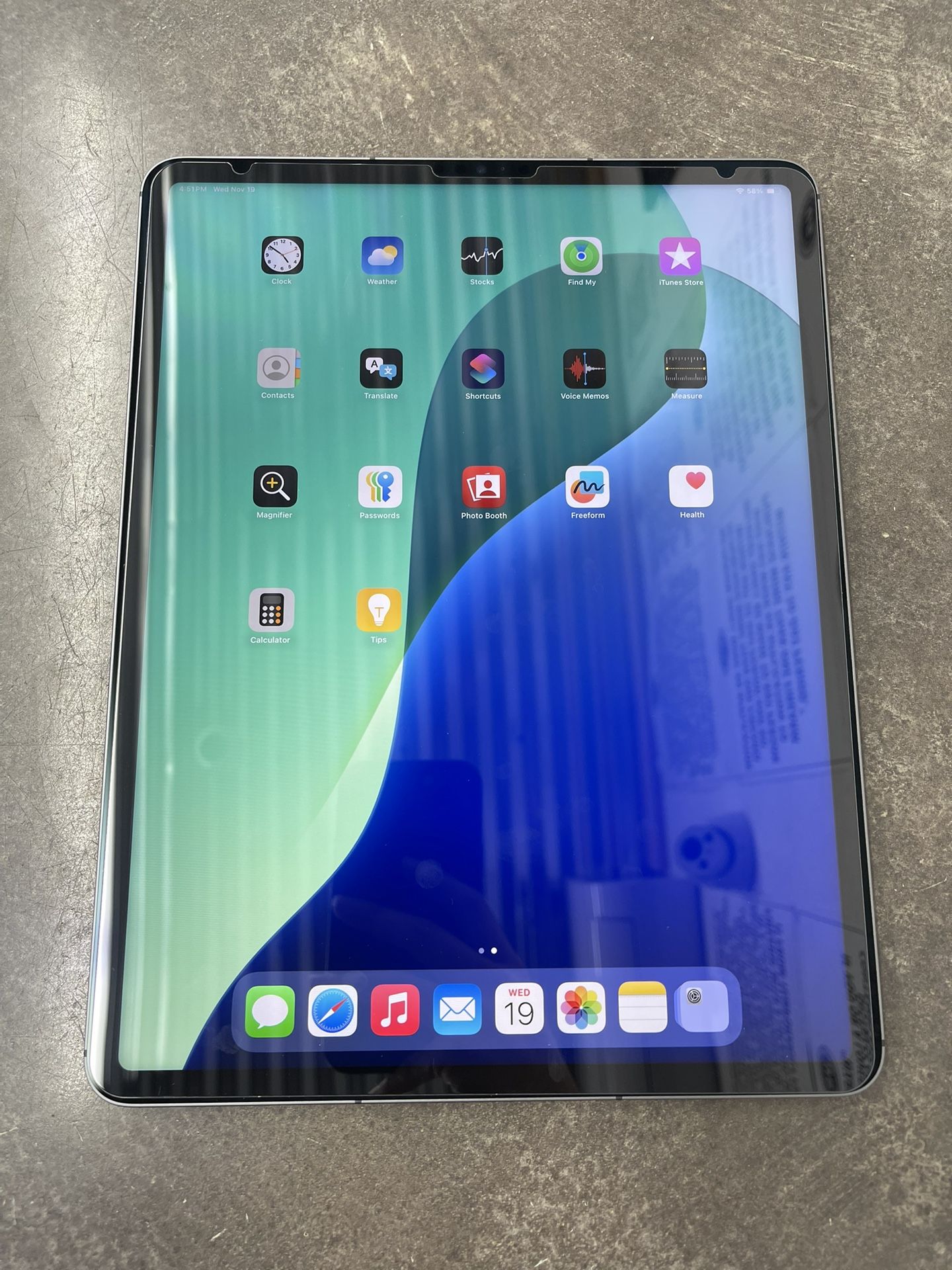 Apple iPad Pro 5th Gen 128Gb A2480 Silver W/ Magic Keyboard