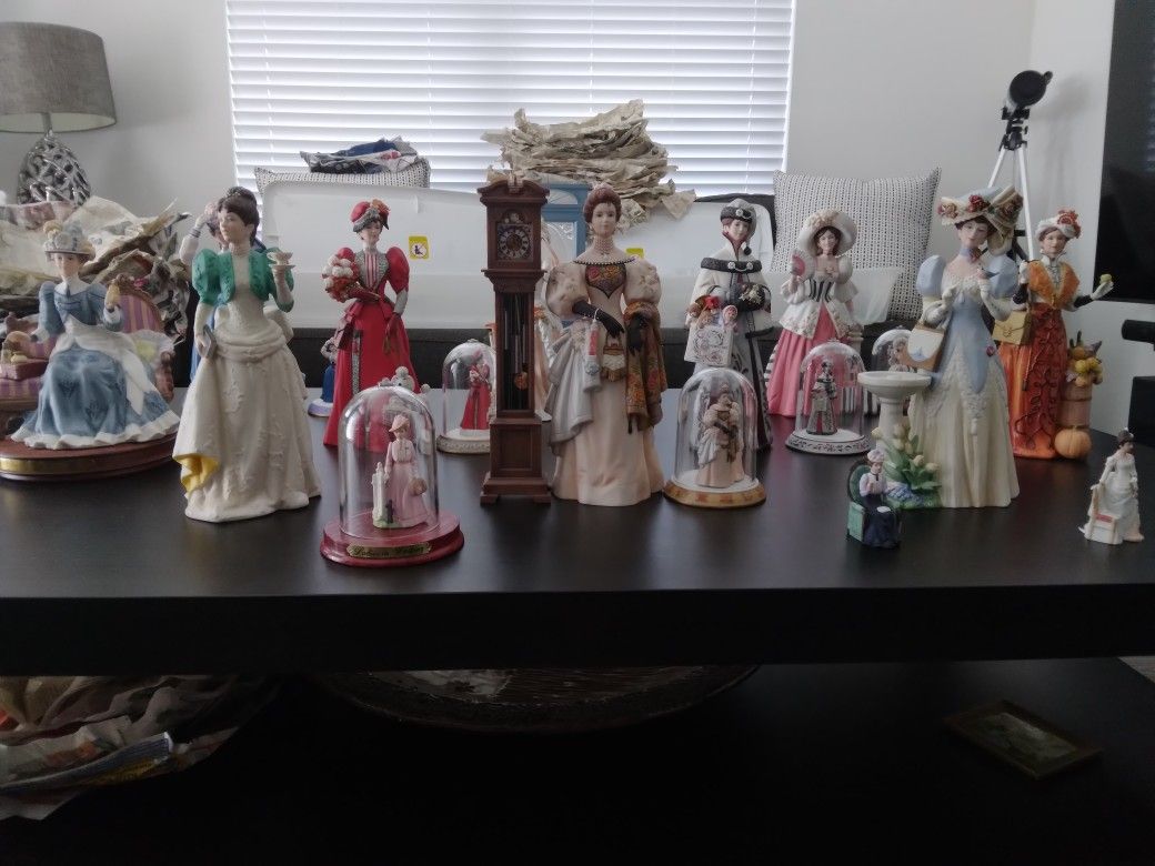 MRS ALBEE COLLECTABLE PORCELAIN FIGURES AWARD PRESIDENT CLUB PRE OWNED IN EXCELLENT CONDITION