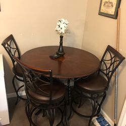 Beautiful Bistro Table And 4 High Chairs