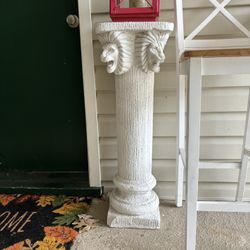 Beautiful Lions Head Pedestal Stand