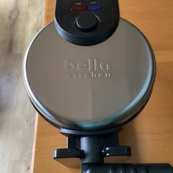 “Bella Kitchen” Rotating Belgian Waffle Maker