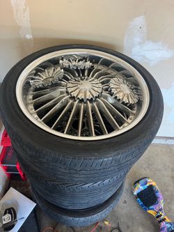 20 in rims with all 4 center cap 2 12 JL subwoofers 2 15 CVR subwoofers 3,000 watt am 1500 wat amp
