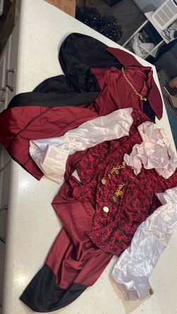 Men’s vampire XL costume cape and shirt Halloween